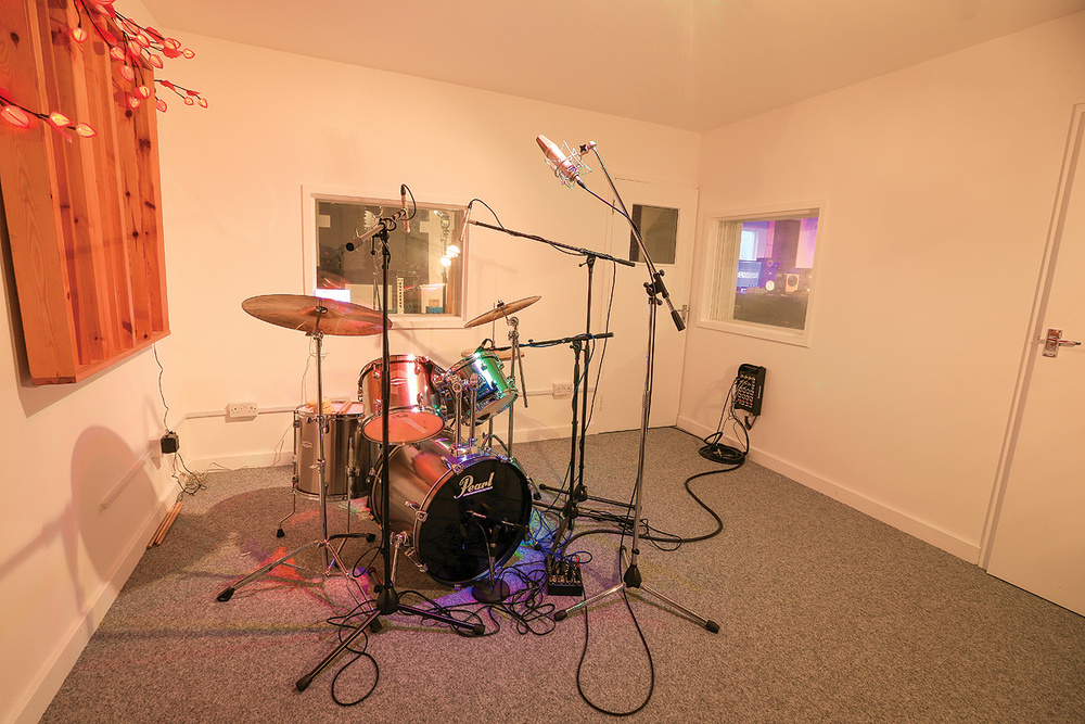Drum Set-up with Mono Overhead Microphone